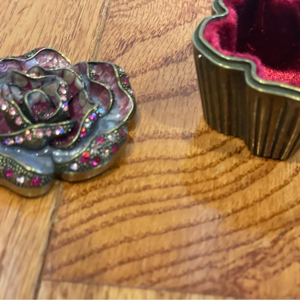 Elegant Rose Jewelry trinket Box with Pink Accents - Picture 4 of 9